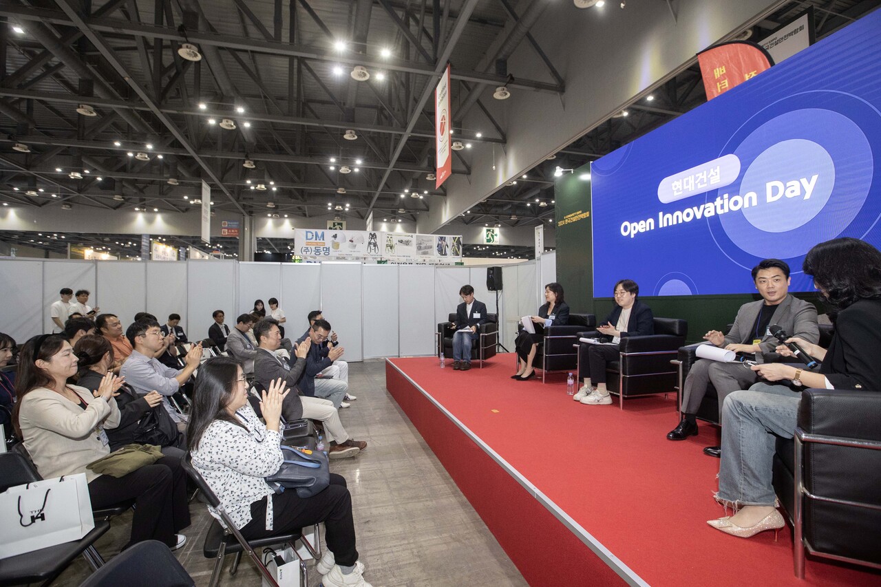 현대건설 및 스타트업 관계자들이 토크쇼를 통해 대기업-스타트업 간 협업 인사이트를 공유했다. [사진=현대건설 제공]