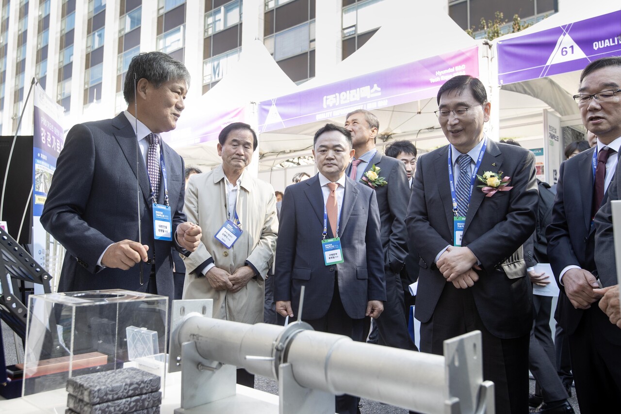 현대건설이 24일 종로구 계동에 위치한 현대건설 계동사옥에서 ‘현대건설 기술엑스포 2024’을 개최했다. 현대건설 윤영준 사장과 업계 관계자들이 행사 전시 부스를 둘러보고 있다. [사진=현대건설]