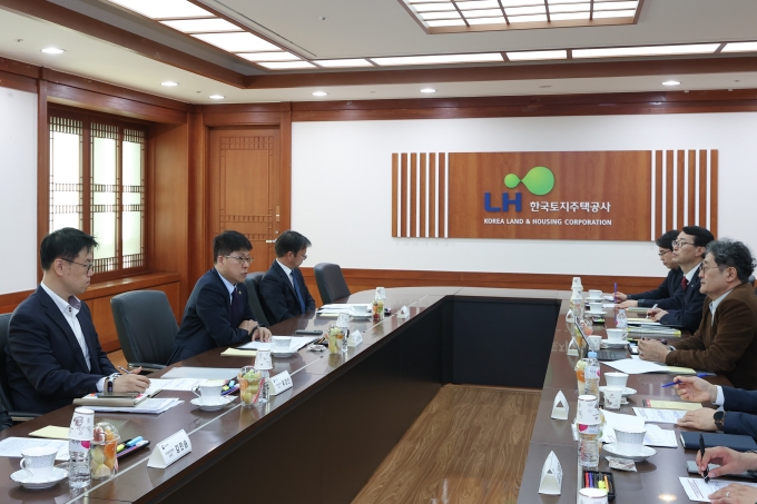 국토교통부 진현환 제1차관이 경기 수원시 팔달구에 위치한 신축매입임대주택 현장을 찾았다. [사진=국토부 제공]