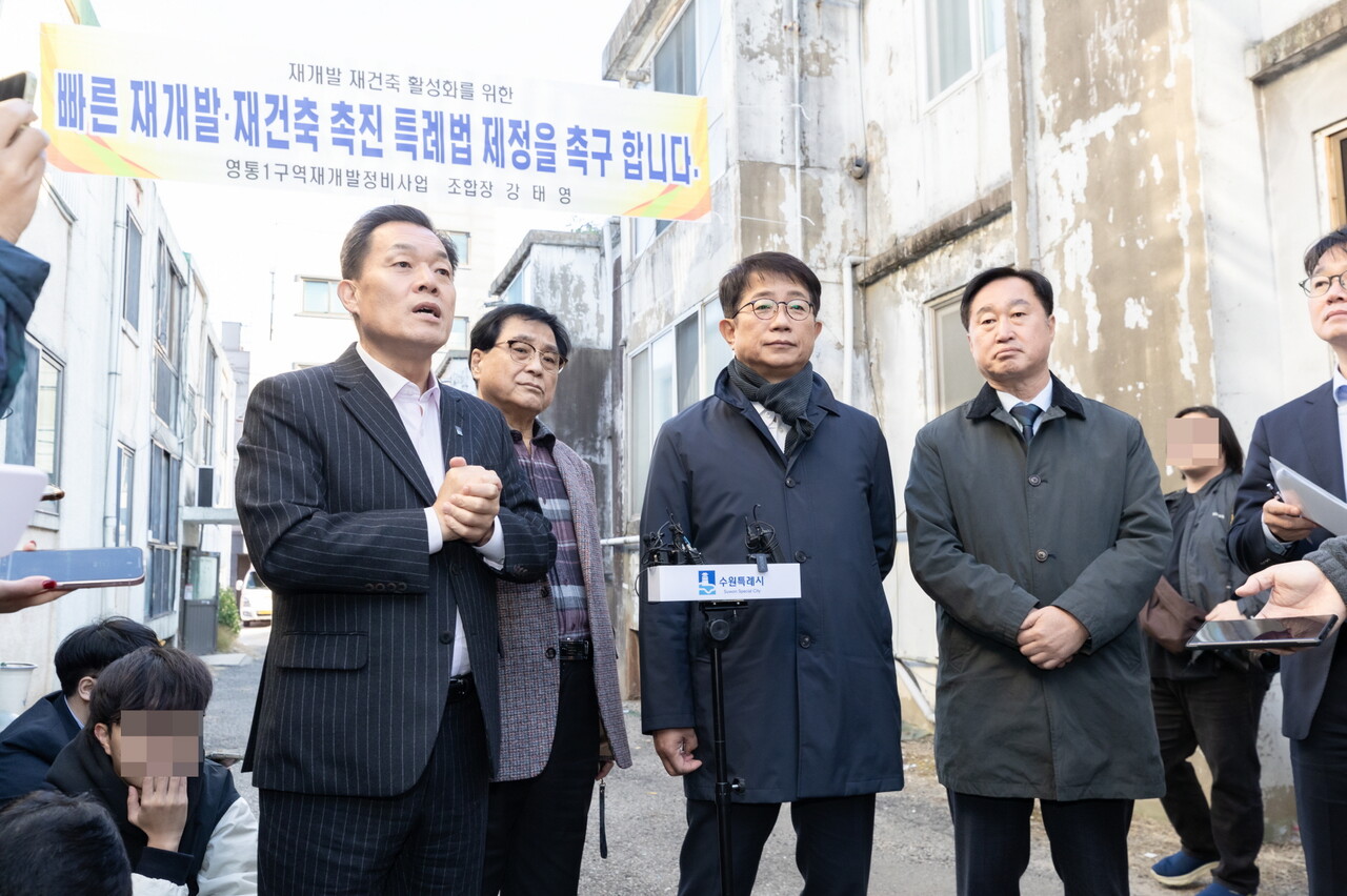 이재준 수원시장(왼쪽)과 박상우 국토교통부 장관(오른쪽 두번째), 김준혁 의원(오른쪽 첫번째) 등이 영통1구역 재개발사업 현장을 둘러보고 있다. [사진=수원시 제공]