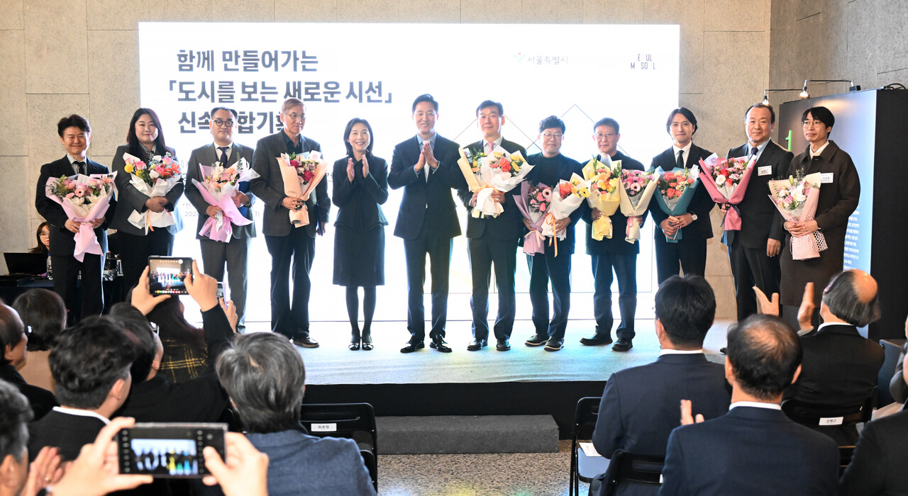 오세훈 서울시장이 21일 서울도시건축전시관에서 열린 '신속통합기획 전시회' 개회식에서 시장 표창 수상자들과 기념사진을 촬영하고 있다.. [사진=서울시 제공]