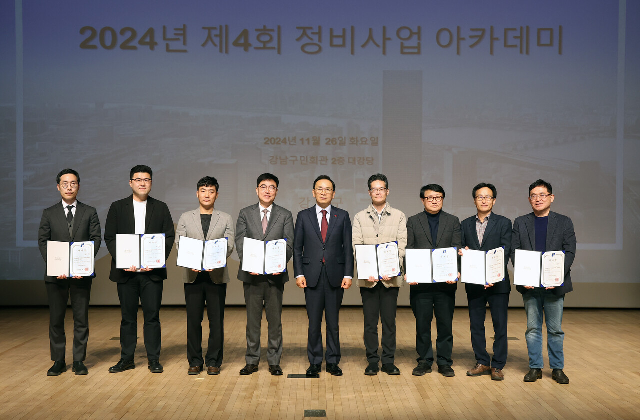 조성명 강남구청장이 새롭게 위촉한 자문위원들과 기념사진을 찍고 있다. [사진=강남구 제공]