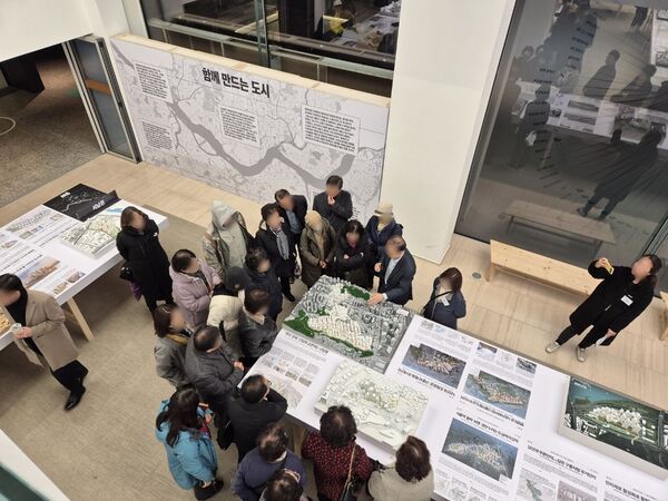 주민들이 신속통합기획 전시관람을 하고 있다. [사진==은평구 제공]