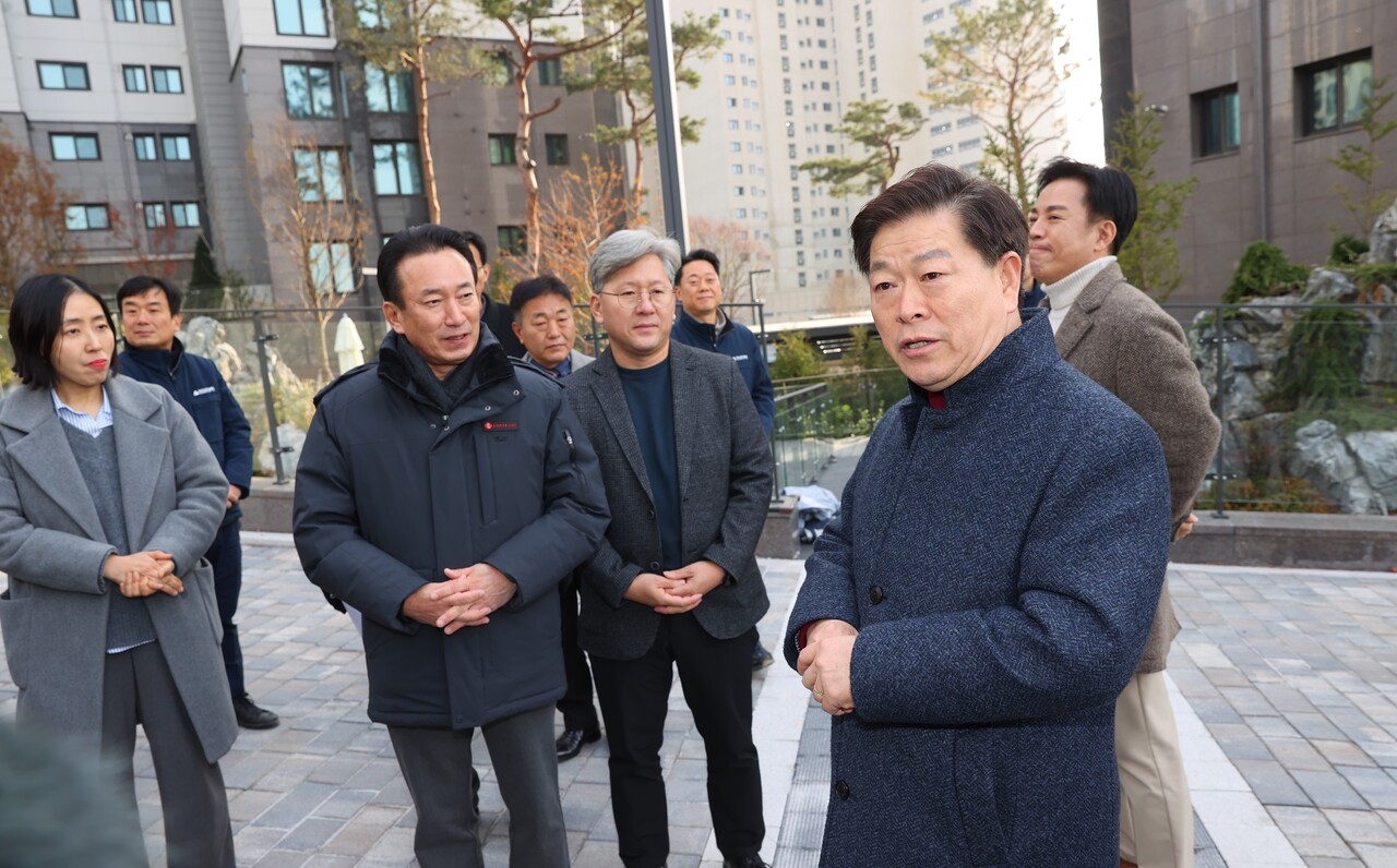 박승원 광명시장이 지난 11일 광명2R구역 재개발 현장을 찾아 품질점검을 실시했다. [사진=광명시]