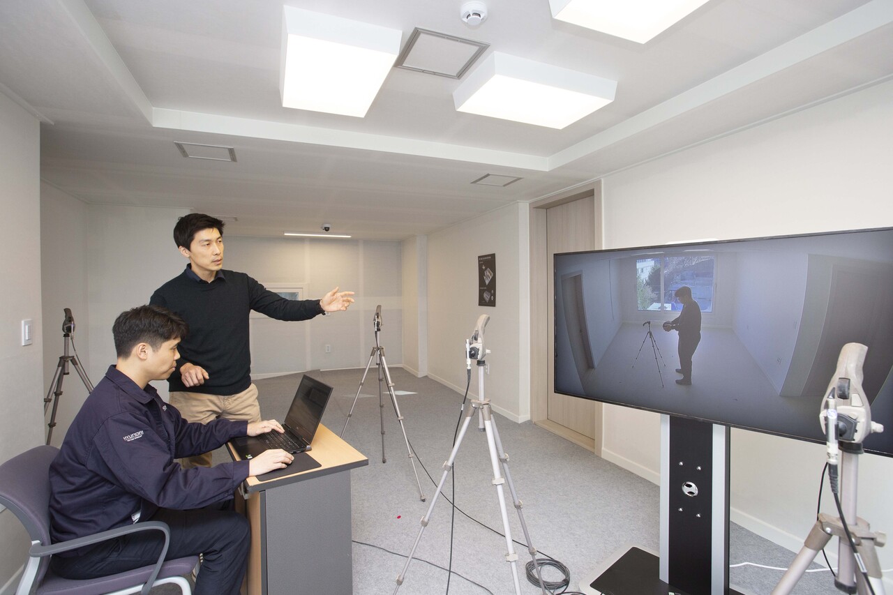 H 사일런트 랩 층간소음 측정 검사를 하고 있다. [사진=현대건설 제공]