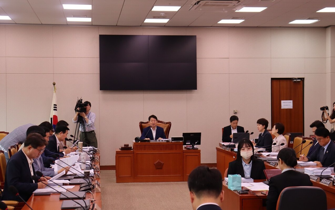 탄핵 정국에 국정이 마비되면서 정비사업 관련 법안들의 통과가 불투명해졌다는 우려가 나오고 있다.