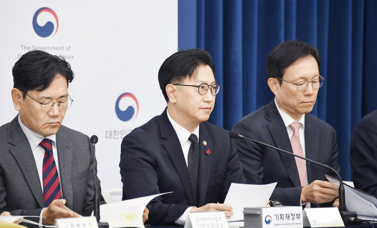 김범석 기획재정부 차관이 12월 27일 오전 정부세종청사 중앙동에서 열린 '2025년 경제정책방향 상세브리핑'에 참석해 주요내용을 설명하고 있다. [사진=기재부 제공]