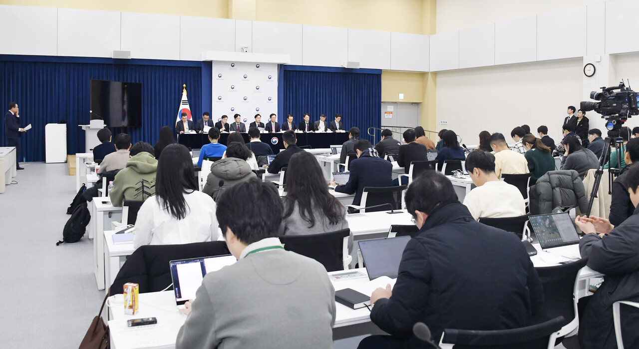 김범석 기획재정부 차관이 12월 27일 오전 정부세종청사 중앙동에서 열린 '2025년 경제정책방향 상세브리핑'에 참석해 주요내용을 설명하고 있다. [사진=기재부 제공]