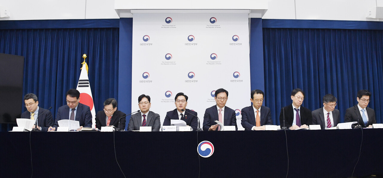 김범석 기획재정부 차관이 12월 27일 오전 정부세종청사 중앙동에서 열린 '2025년 경제정책방향 상세브리핑'에 참석해 주요내용을 설명하고 있다. [사진=기재부 제공]