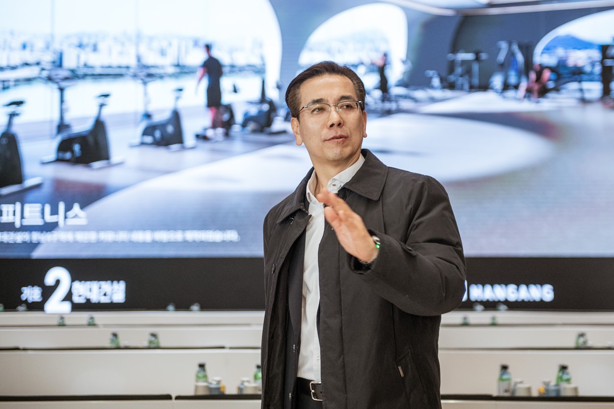 한남4구역을 방문한 현대건설 이한우 대표 [사진=현대건설 제공]