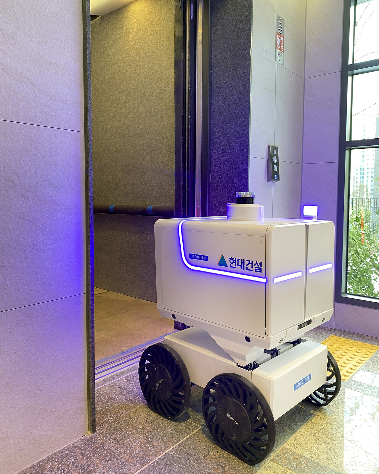 모빈 자율주행 로봇배송 이미지 [사진=현대건설 제공]