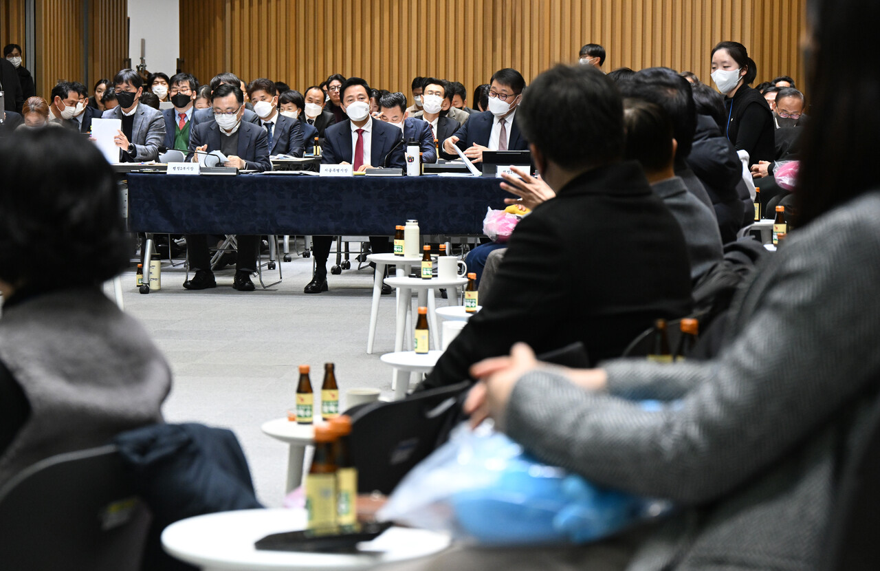 오세훈 서울시장이 규제풀어 민생 살리기 대토론회에 참석해 시민의 의견을 경청하고 있다. [사진=서울시 제공]