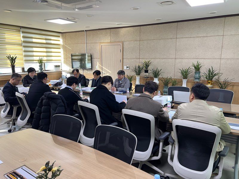 경기 고양시가 지난 17일 이정화 제2부시장, 담당 부서 및 용역사가 참석한 가운데 ‘2024년 재건축 사전컨설팅 용역' 착수보고회를 개최하고 있다. ['사진=고양시 제공]