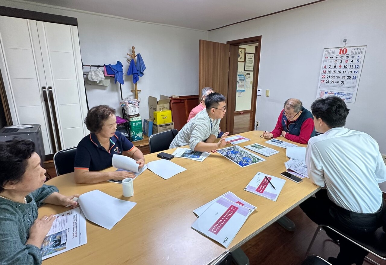 경기 용인시는 지난해 7월 주거환경개선사업 정비계획 용역에 착수한 김량장1구역 주민들의 의견을 수렴하기 위해 시범적으로 주민참여단을 운영했다. [사진=용인시 제공]