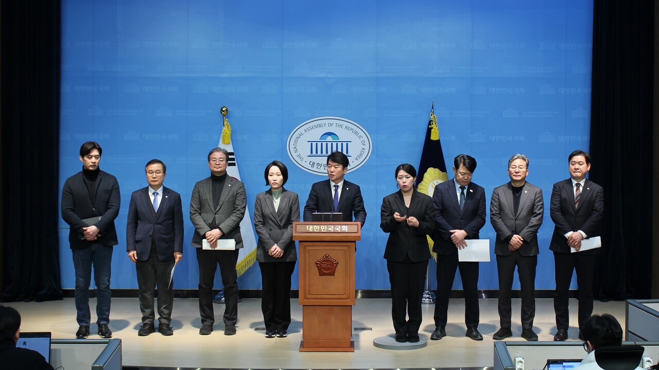 더불어민주당 소속 국회 국토교통위원회 위원 일동이 기자회견을 열고 국민의힘의 법안심사소위 파행에 대해 규탄 기자회견을 하고 있다. [사진=한준호 의원 SNS]