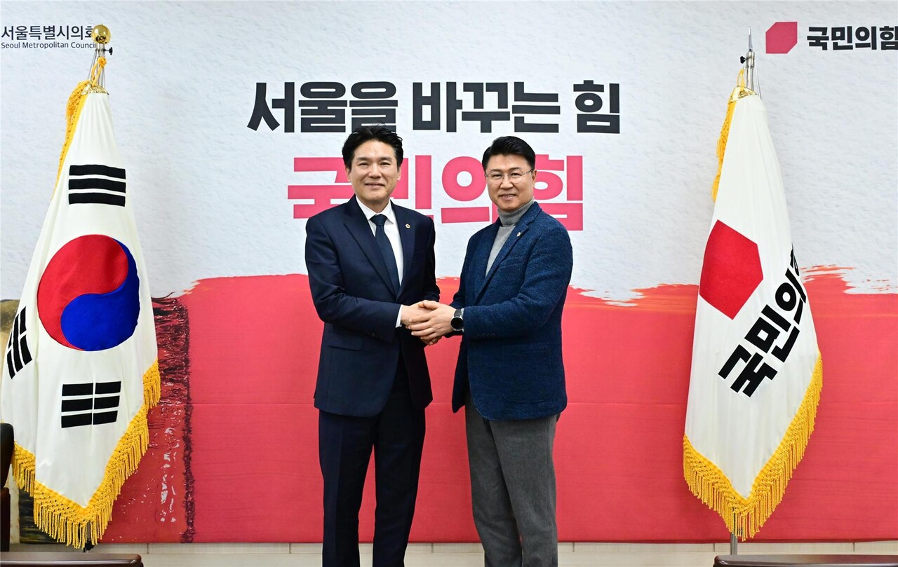 서울시의회 김길영 도시계획균형위원장(왼쪽)과 이봉준 국민의힘 규제개혁TF 위원장이 상업지역 및 준주거지역 내 비주거시설 비율 완화 규제 개혁을 적극 추진키로 했다. [사진=서울시의회 제공]