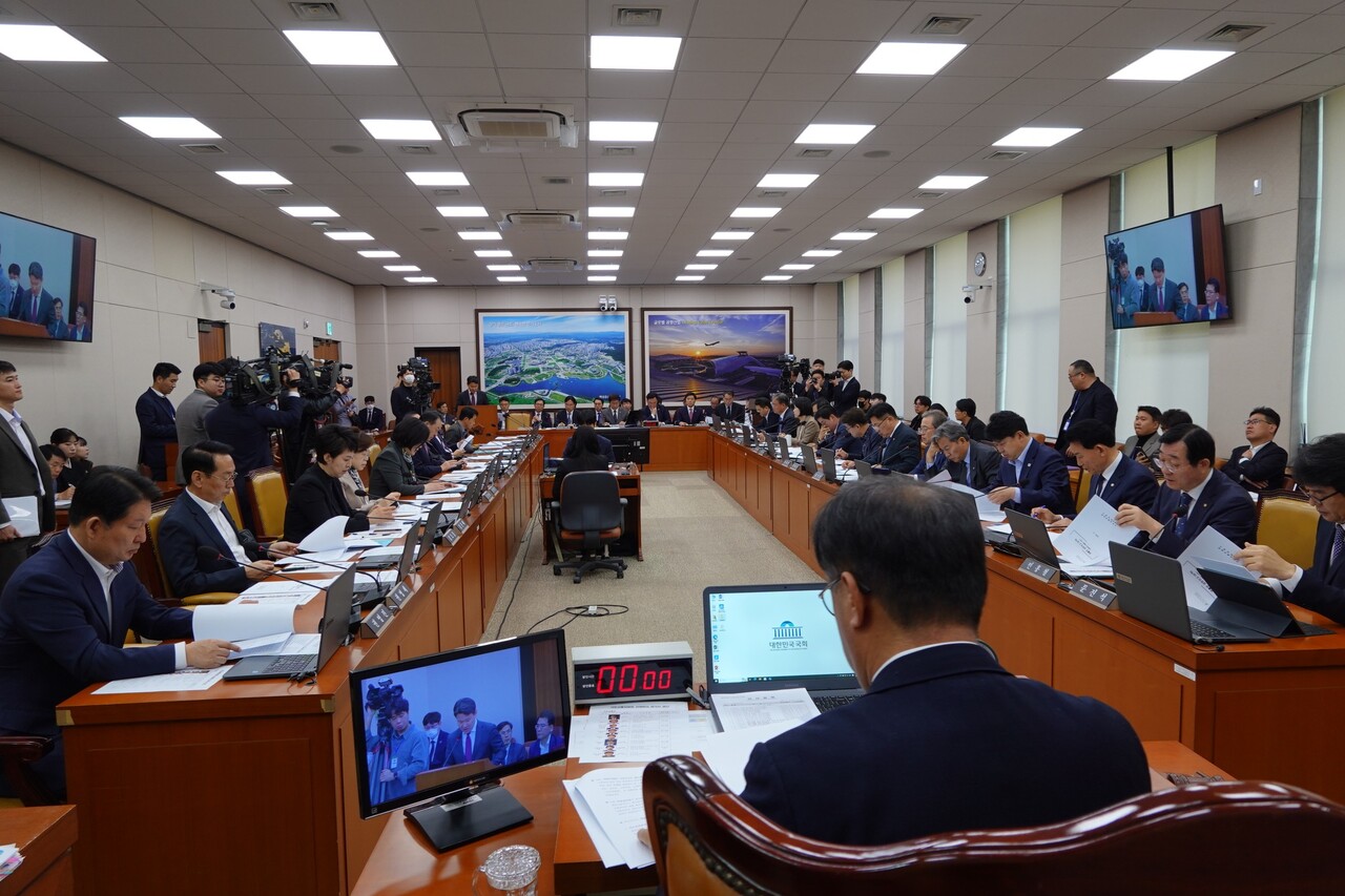 지난 9일 열린 국회 국토교통위원회 전체회의 [사진=맹성규 의원 SNS]