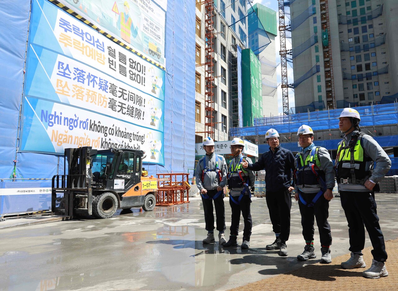 추락위험 예방 표지판 설치 상태를 확인하는 삼성물산 안병철 CSO와 현장직원들 [사진=삼성물산 제공]
