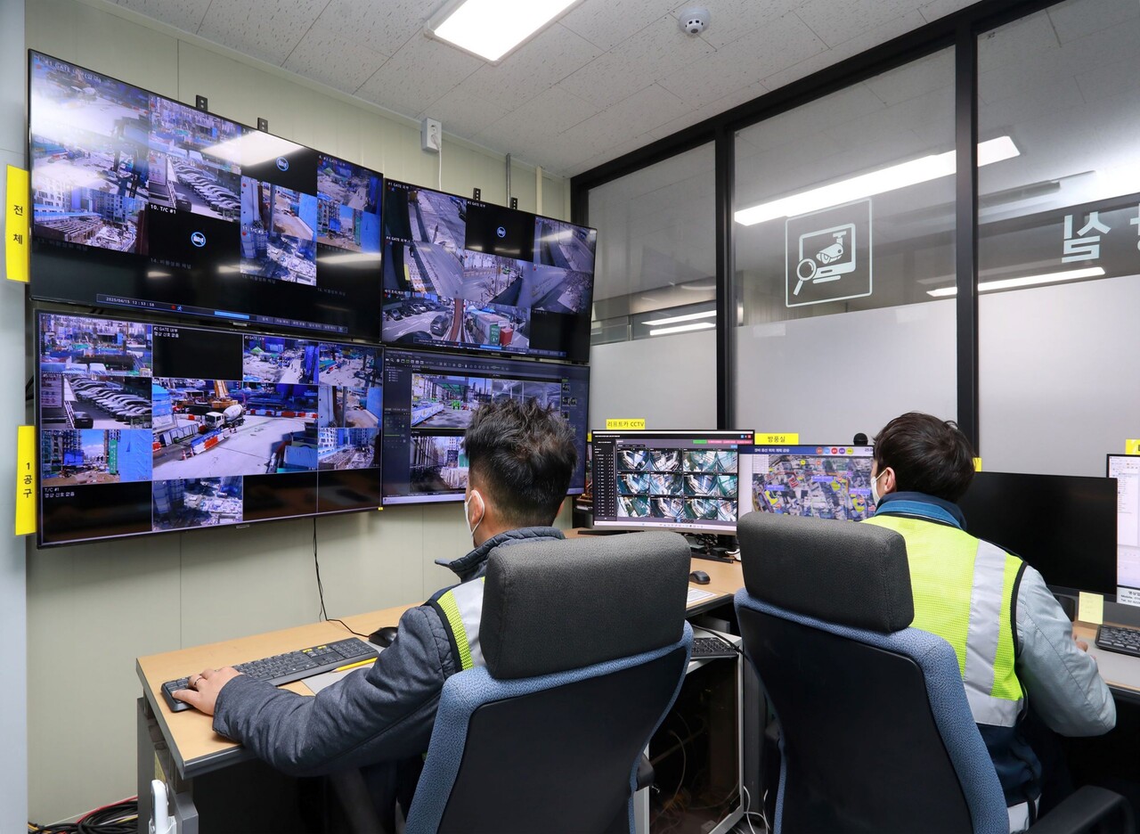 지능형 CCTV를 활용한 상황실에서 현장을 모니터링하는 모습 [사진=삼성물산 제공]