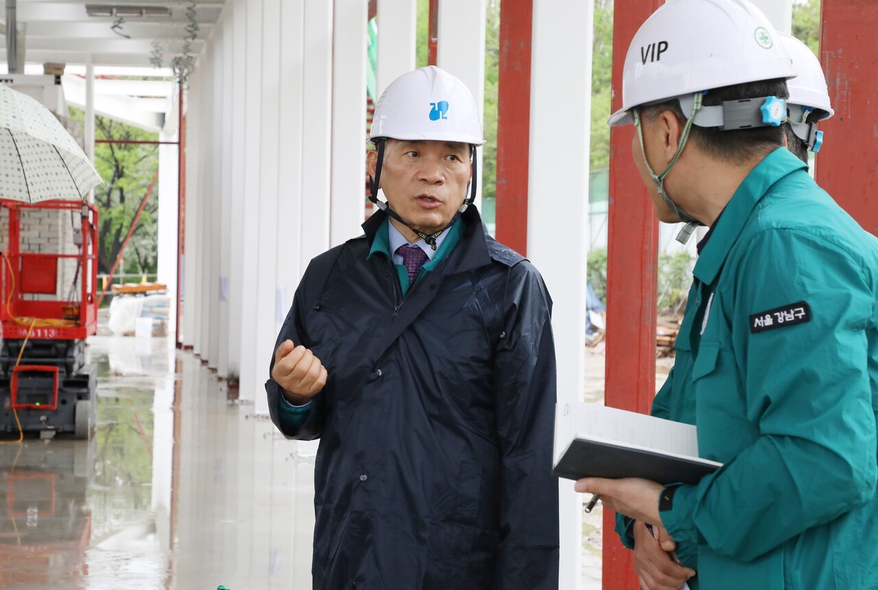 조성명 강남구청장이 4월 22일부터 24일까지 3일간 공공시설과 재건축 공사장, 초고층 복합시설 등 주요 현장 7곳을 직접 방문해 특별 현장 점검을 실시한다. [사진=강남구 제공]
