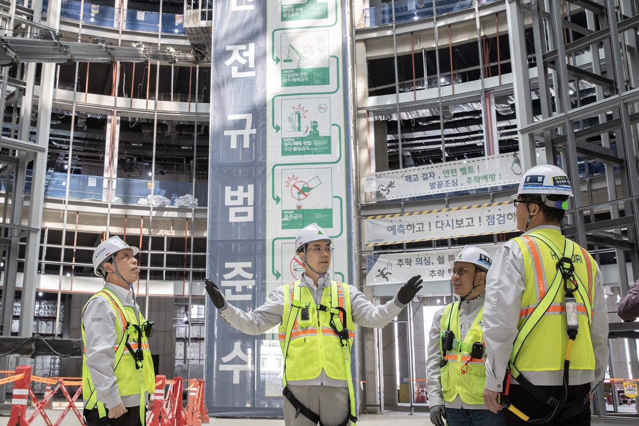현대건설 이한우 대표이사가 현대 하이테크센터 현장에서 '추락사고 예방 릴레이 캠페인' 활동의 일환으로 현장 안전 점검을 하고 있다. [사진=현대건설 제공]
