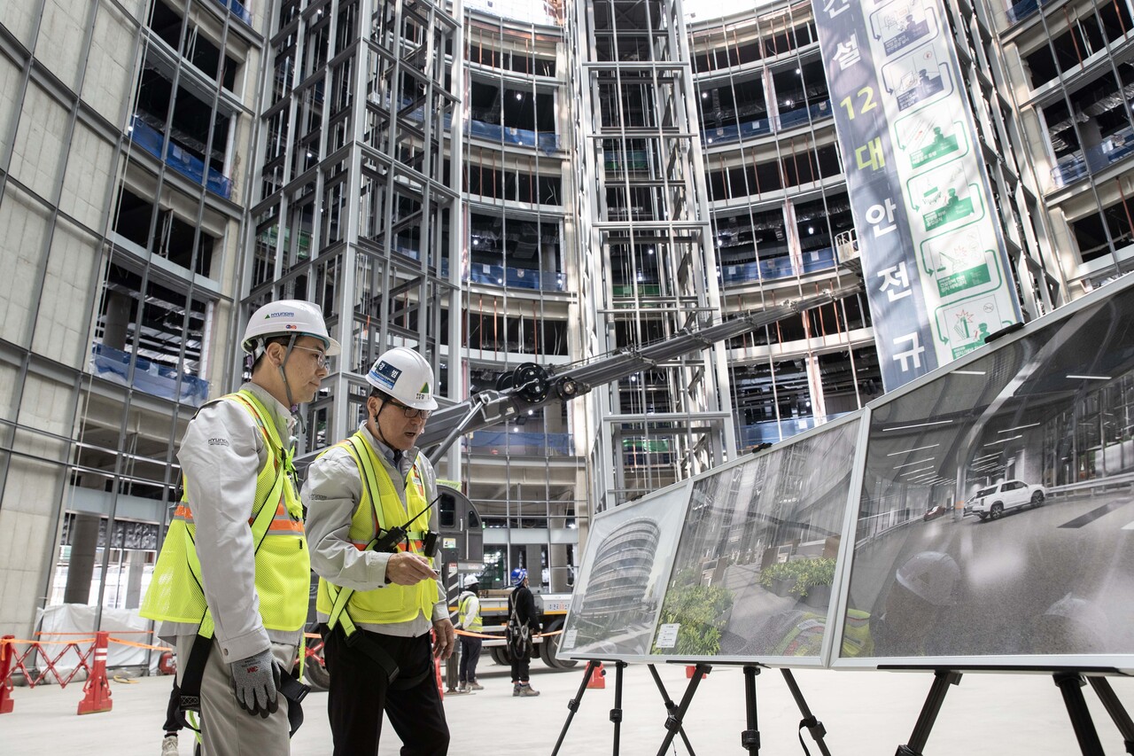 현대건설 이한우 대표이사가 현대 하이테크센터 현장에서 '추락사고 예방 릴레이 캠페인' 활동의 일환으로 현장 안전 점검을 하고 있다. [사진=현대건설 제공]