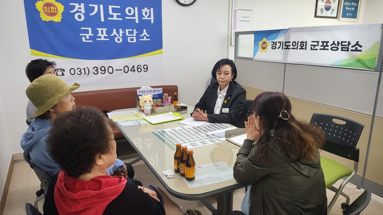 경기도의회 정윤경 부의장이 군포시 금정3구역 비상대책위원회 위원들과 정담회를 가졌다. [사진=경기도의회 제공]