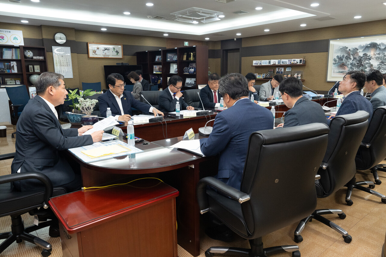 인천시의회가 미추2구역 동의서 재징구와 관련한 해법을 논의하기 위해 지난 15일 정책소통 간담회를 개최했다. [사진=인천시의회 제공]