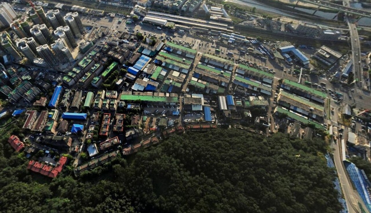 서울 금천구 석수역세권 모아타운사업의 시공권을 두고 동부건설과 BS한양의 대결이 성사됐다.  [사진=네이버 항공뷰]