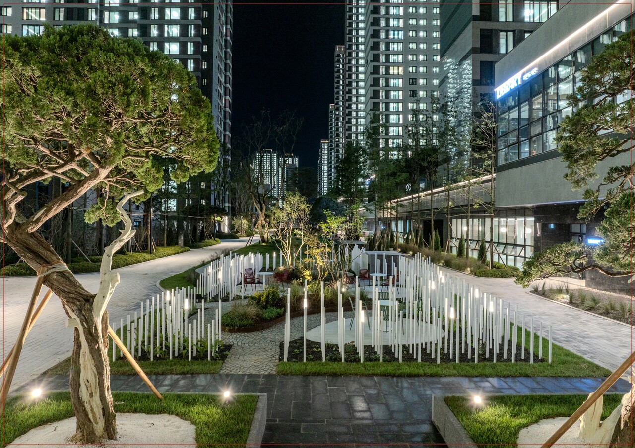 올림픽파크 포레온 3단지 현장의 ‘도서관과 정원(Library & Garden)’ 야경 [사진=현대건설 제공]