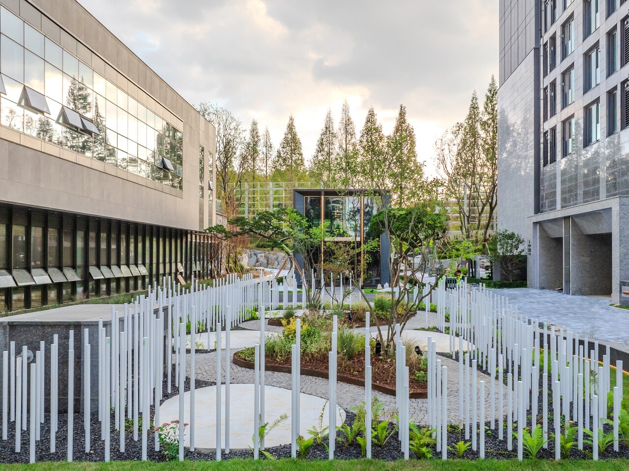 올림픽파크 포레온 3단지 현장의 ‘도서관과 정원(Library & Garden)’ 주경 [사진=현대건설 제공]