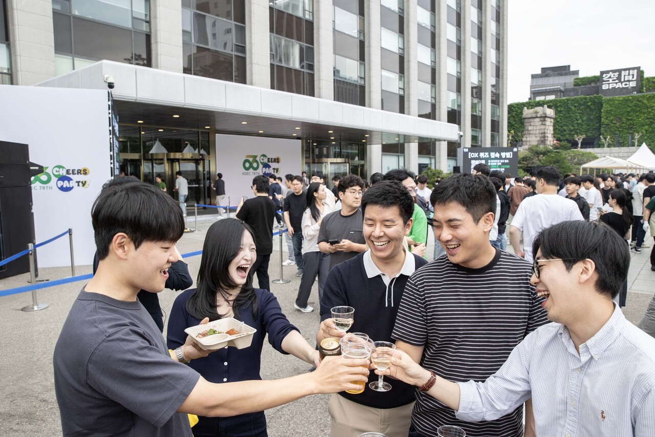 현대건설 계동 본사에서 열린 치얼스 파티에 참여한 임직원들이 건배를 외치며 격의 없는 소통의 시간을 가지고 있다. [사진=현대건설 제공]