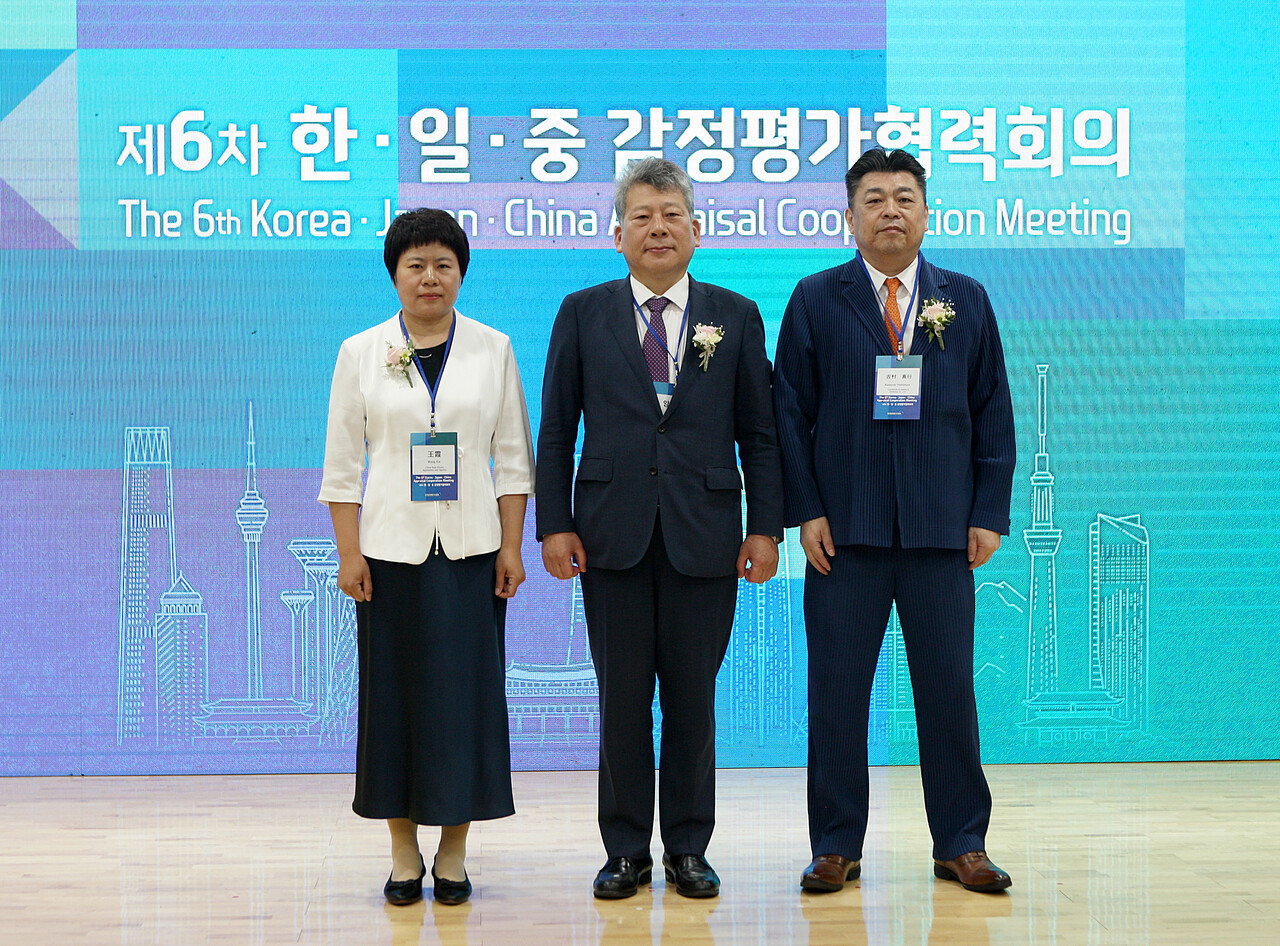 제6차 한·일·중 감정평가협력회의에 참석한 3국 대표가 기념촬영을 하고 있다. 사진 왼쪽부터 중국부동산감정사 및 중개사협회 왕샤 부비서장, 한국감정평가사협회 양길수 회장, 일본부동산감정사협회 마사유키 요시무라 회장 [사진=한국감정평가사협회 제공]