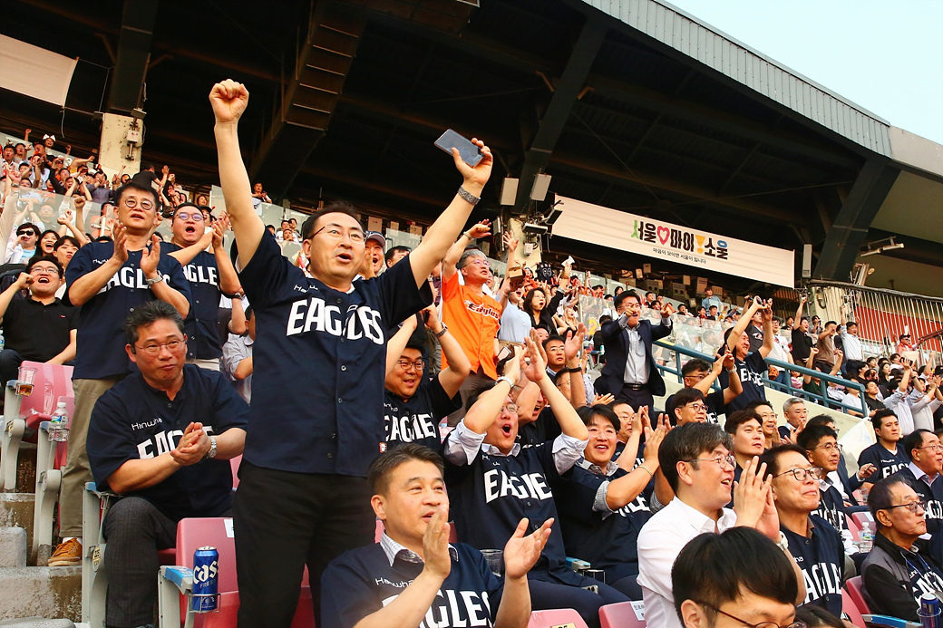 ㈜한화 임직원과 협력사 임직원들이 서울 잠실야구장에서 열린 야구 경기를 관람하며 한화 이글스의 선전을 응원하고 있다. [사진=한화 제공]