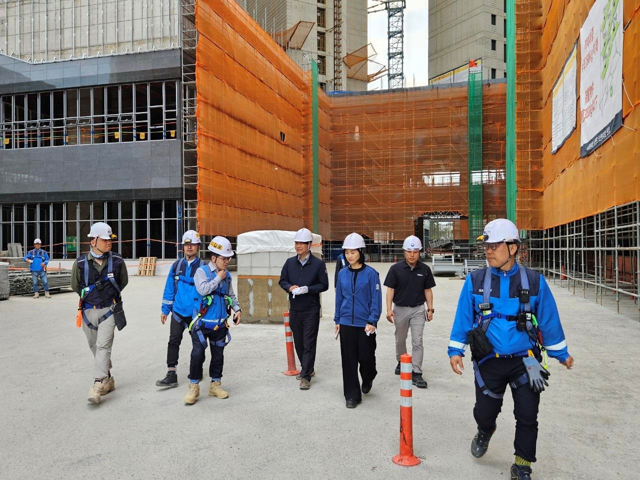 e편한세상 삼천포 오션프라임 현장에서 DL이앤씨 이길포 CSO(앞줄 왼쪽 세번째)와 고용노동부 정원희 진주지청장(우측 세번째)이 현장을 점검 중이다.  [사진=DL이앤씨 제공]