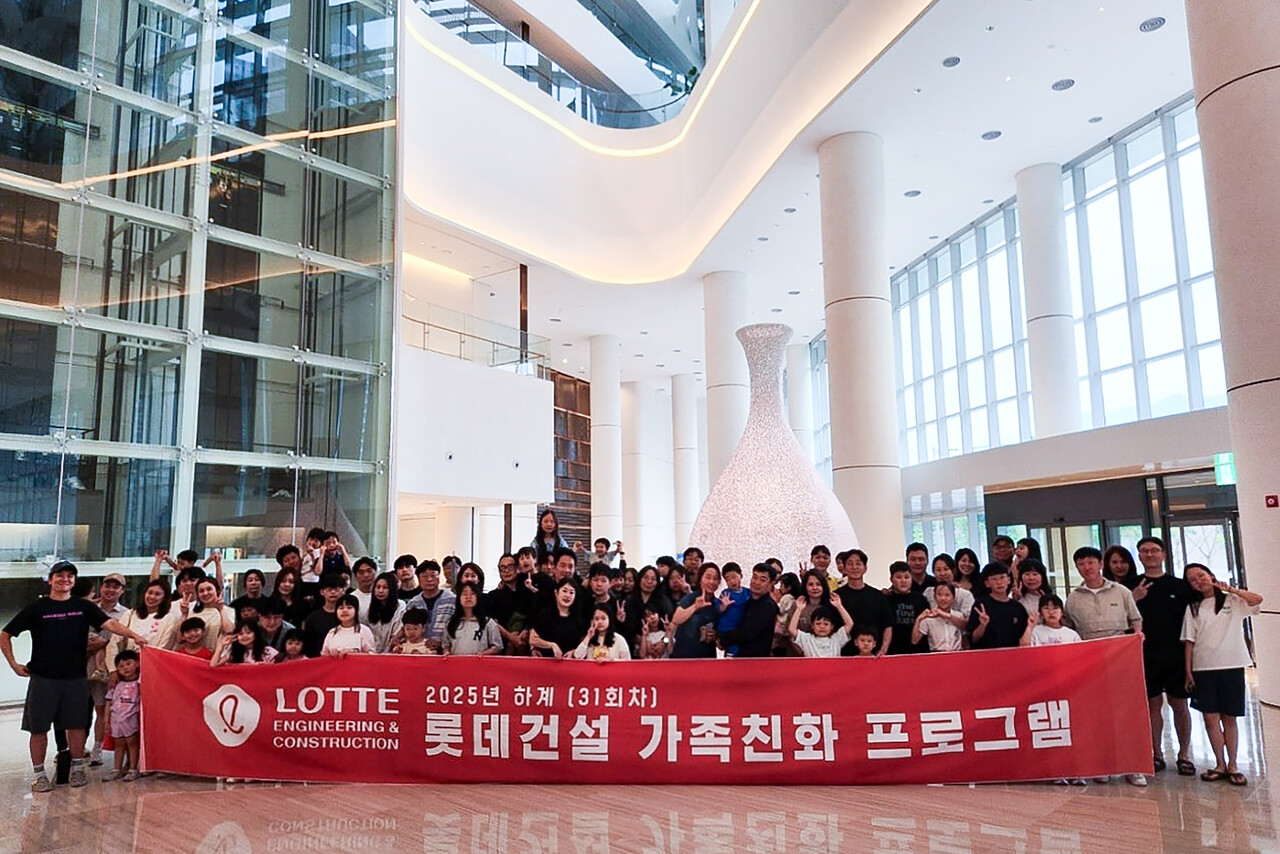 롯데건설 임직원과 가족들이 ‘롯데호텔앤리조트 김해’에서 기념촬영을 하고 있다. [사진=롯데건설 제공]