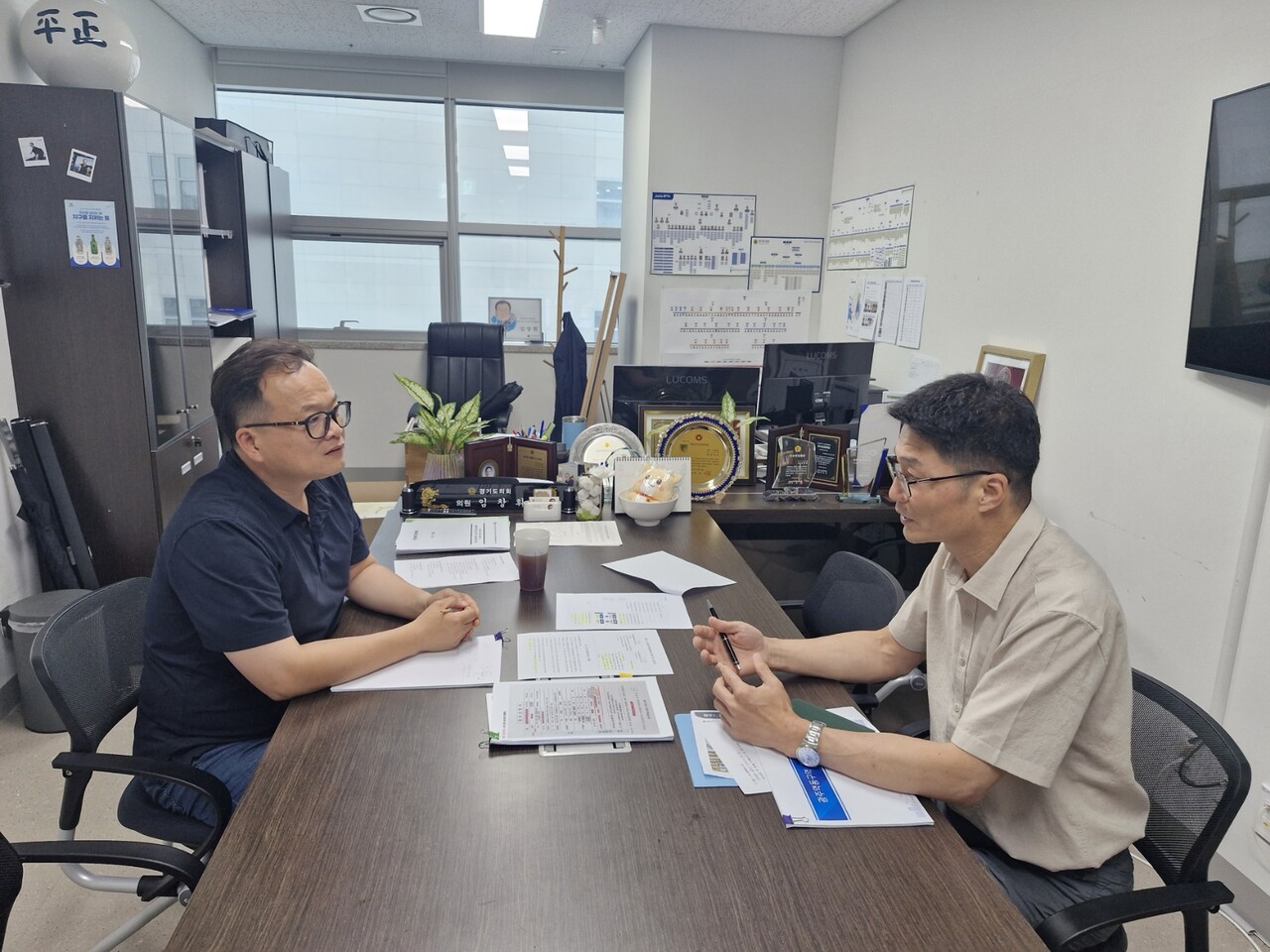 경기도의회 임창휘 의원이 지난 24일 공공재개발 현황을 점검하기 위한 정담회를 가졌다. [사진=경기도의회 제공]