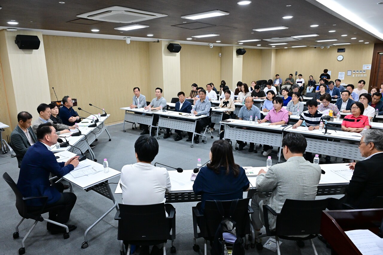 서울시의회 주택공간위원회는 지난 26일 오전 9시 30분부터 2시간동안 서울시 신속통합 주민대표 연합회와와 서울시 정비사업 주무부서 과장 등이 참석한 가운데 간담회를 개최했다. [사진=서울시의회 제공]