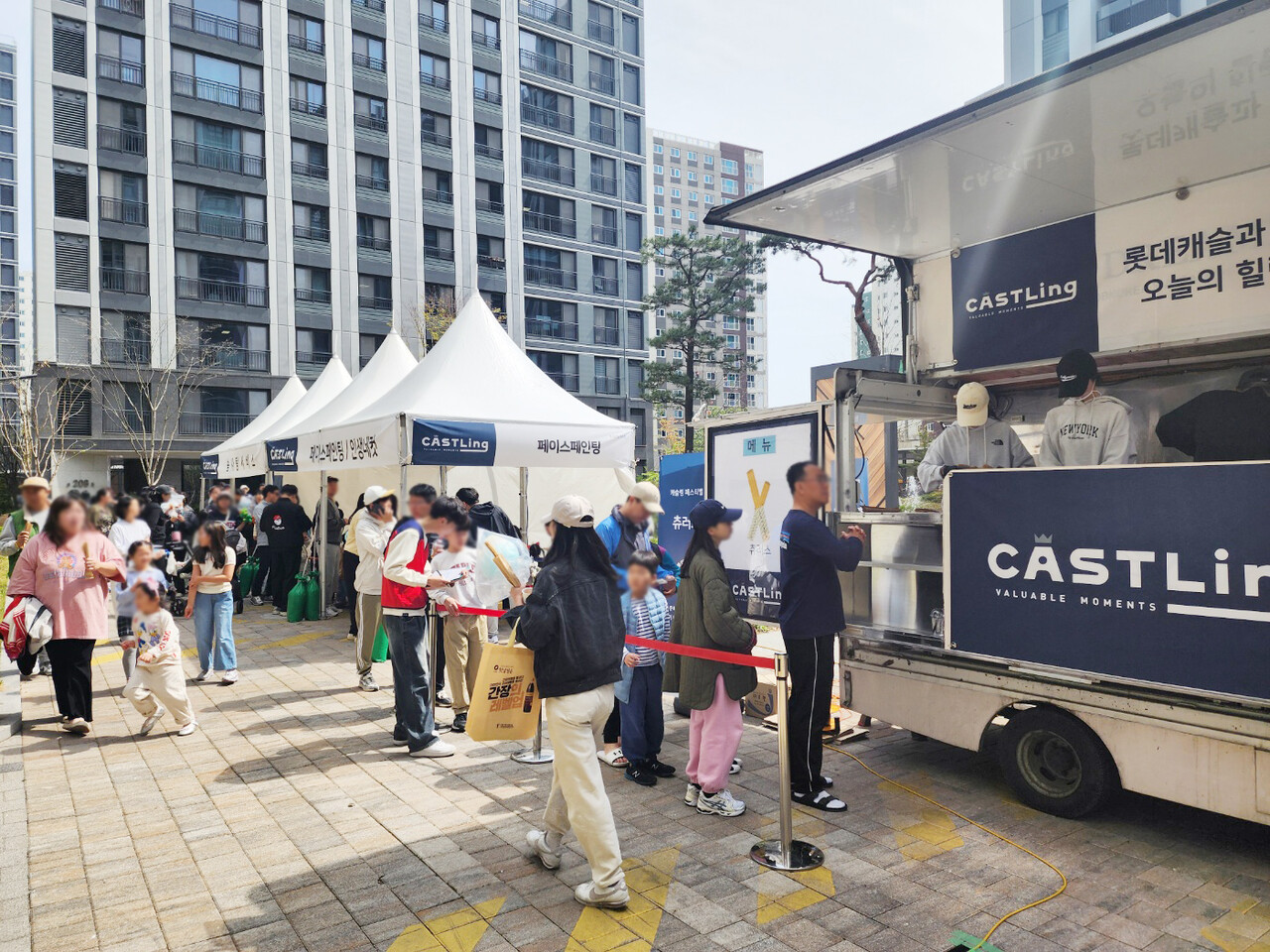 롯데캐슬 단지 입주민들이 캐슬링 푸드 트럭 행사에 참여하고 있다. [사진=롯데건설 제공]