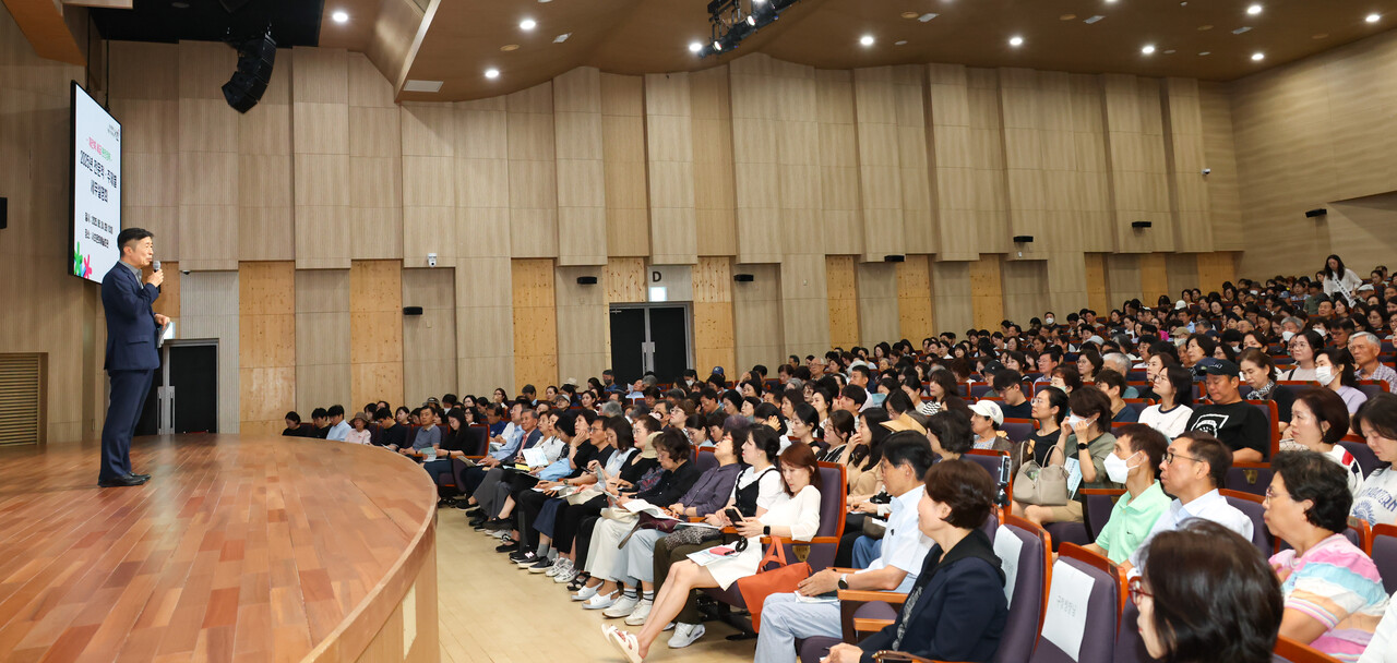 서울 서초구는 지난달 24일 서무문화예술회관에서 재건축 세금 완전정복 세무 설명회를 개최했다. [사진=서초구 제공]