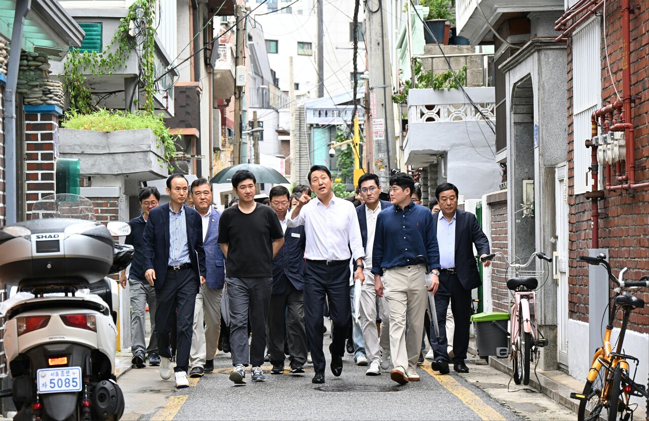 오세훈 시장이 서울 광진구 자양4동 A구역 재개발 현장을 찾아 지역을 둘러보고 있다. [사진=서울시 제공]