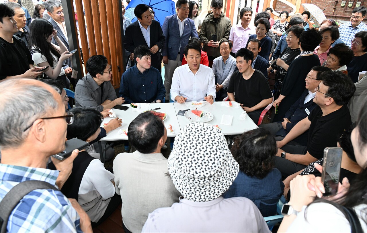 오세훈 시장이 지역 주민과 간담회를 갖고 있다. [사진=서울시 제공]