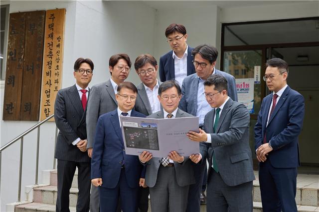 정경구 HDC현대산업개발 대표이사가 지난 14일 방배신삼호아파트 재건축 현장을 방문했다. 이날 현장에는 정 대표이사를 비롯해 HDC현대산업개발 임원진이 함께해 조합원과 소통하고 사업 추진에 대한 강한 의지를 나타냈다. [사진=HDC현대산업개발 제공]