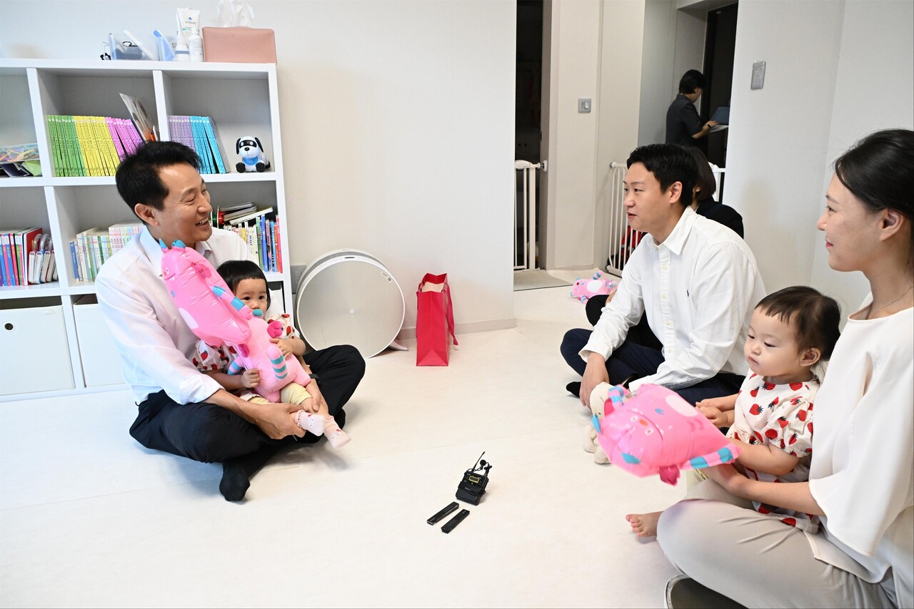 15일 서울 광진구 자양동 ‘미리내집’을 방문한 오세훈 시장이 입주자 부부와 대화를 나누고 있다. [사진=서울시 제공]