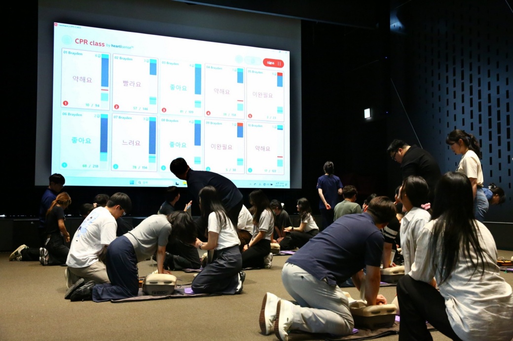 ㈜한화 건설부문 안전보건관리자들이 심폐소생술 체험을 하고 있다. [사진=한화 건설부문 제공]