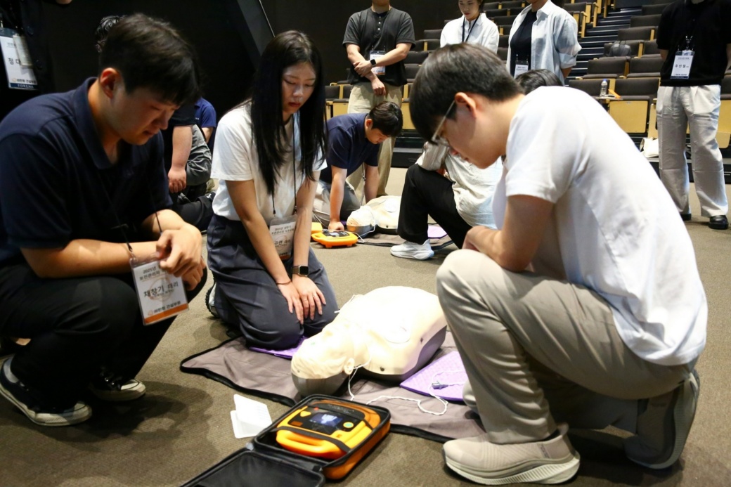 ㈜한화 건설부문 안전보건관리자들이 상황에 맞춰 자동심장충격기(AED)를 사용하고 있다. [사진=한화 건설부문 제공]