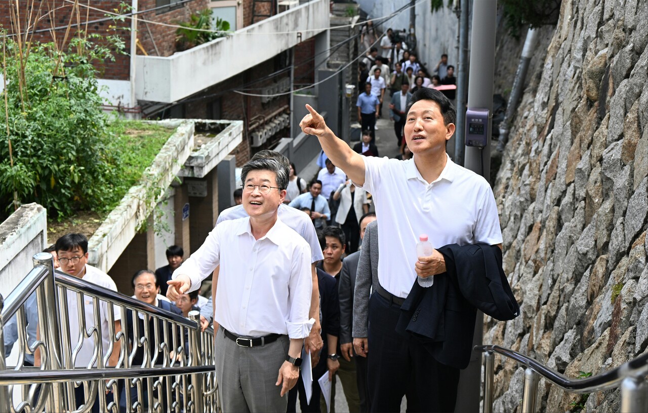 오세훈 시장이 지난 24일 오후 신당9구역 재개발사업 현장을 점검하고 있다. [사진=서울시 제공]