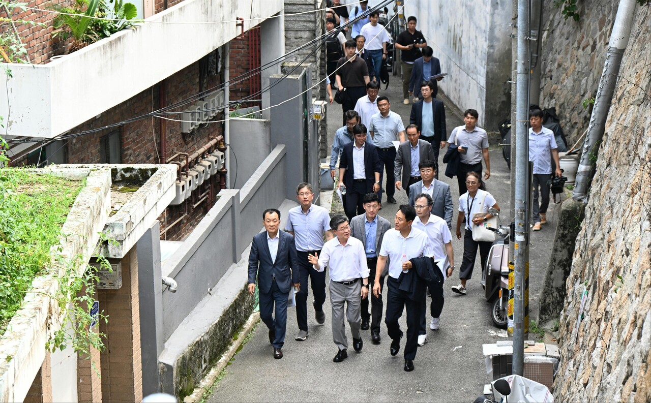 오세훈 시장이 지난 24일 오후 신당9구역 재개발사업 현장을 점검하고 있다. [사진=서울시 제공]