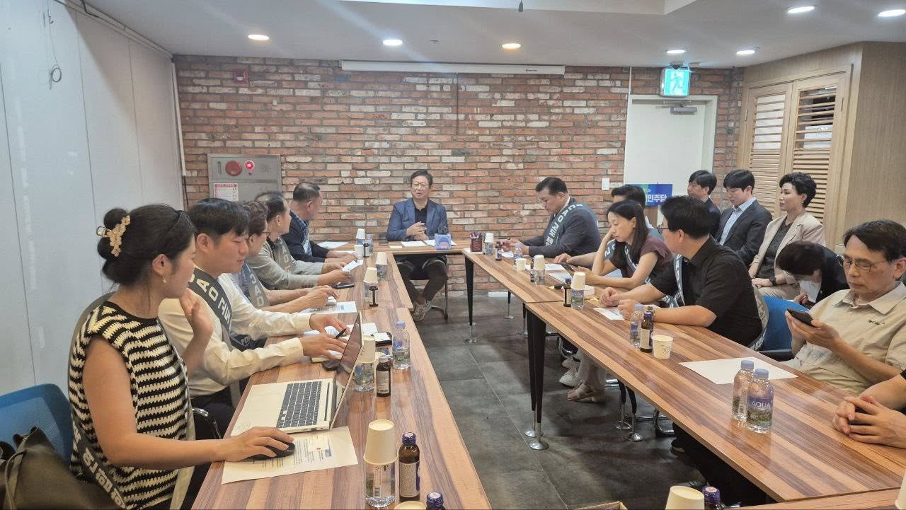 더불어민주당 황희 의원이 지난 28일 목동 14개 단지 재건축추진위원회 연합회와 간담회를 가졌다. [사진=황희 의원 SNS]