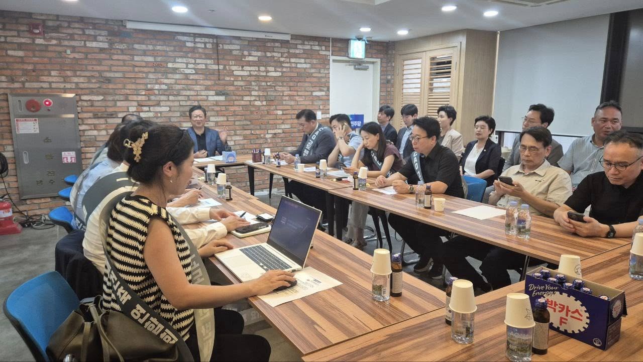 더불어민주당 황희 의원이 지난 28일 목동 14개 단지 재건축추진위원회 연합회와 간담회를 가졌다. [사진=황희 의원 SNS]